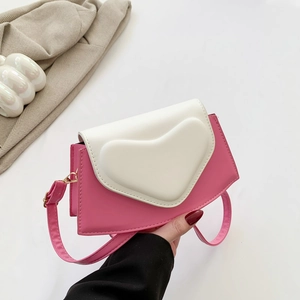 Sac bandoulière rose et blanc avec motif cœur et forme géométrique irrégulière tendance