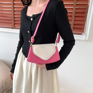 Sac bandoulière cœur rose et blanc porté par un mannequin pour le style 2024