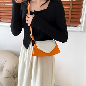Sac bandoulière femme orange et blanc avec rabat en cœur et structure trapèze chic