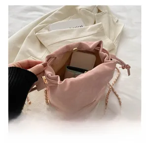 Capacité intérieure du mini sac seau rose avec téléphone et portefeuille et chaîne