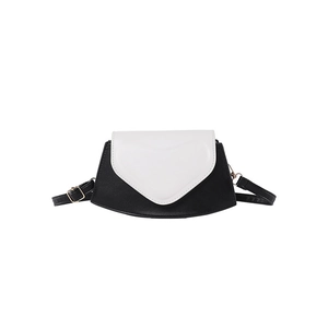 Petit sac bandoulière bicolore avec cœur en relief et boucle dorée élégante de luxe