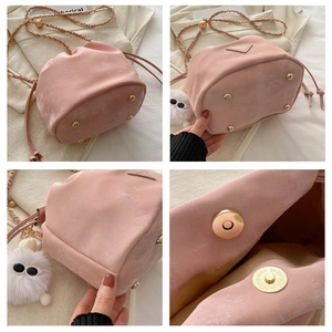 Détails du sac seau rose montrant la texture suédée, la chaîne et les clous de fond