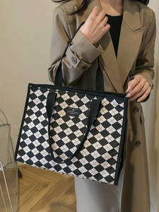 Grande borsa tote a scacchi bianchi e neri con trama intrecciata e manici
