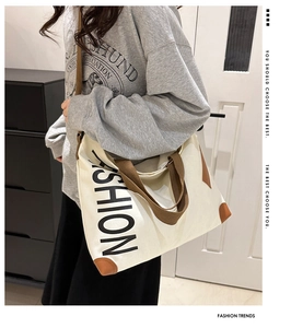 Vue détaillée du grand sac cabas en toile avec imprimé mode et bordures marron chic