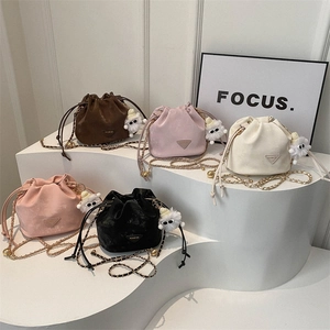 Sac Seau en Cuir PU à Cordon pour Femmes Mini Sac à Épaule Rétro Avec Chaîne en Métal Sac Bandoulière Décontracté