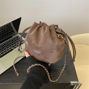 Mini sac seau rétro marron avec fermeture à cordon et bandoulière chaîne chic