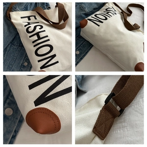 Détails du grand sac cabas en toile avec imprimé mode et renforts d'angle en cuir