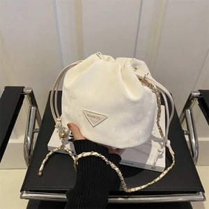 Mini sac seau blanc avec texture velours et bandoulière chaîne dorée en scène de vie