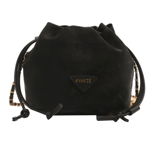 Sac seau classique en daim noir avec cordon de serrage et chaîne dorée