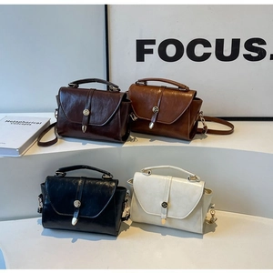 Détails rapprochés de sacs en cuir synthétique texturé en quatre couleurs d'automne