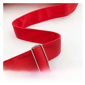 Détail de la bandoulière rouge avec boucle métallique argentée ajustable et coutures précises