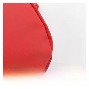 Détail rapproché du tissu en nylon rouge haute densité avec texture tissée sur le sac