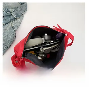 Intérieur spacieux du sac fourre-tout rouge montrant le rangement des objets quotidiens