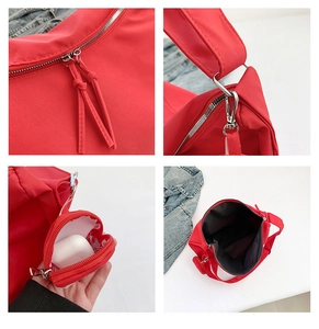 Détails du sac fourre-tout en nylon rouge avec zips métalliques et pochette coeur amovible