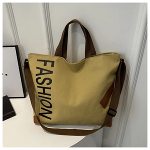 Détail des coins en cuir marron et du matériau en toile durable du grand sac fourre-tout