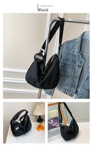 Détail du sac cabas en nylon noir avec porte-monnaie amovible et fermeture éclair argentée