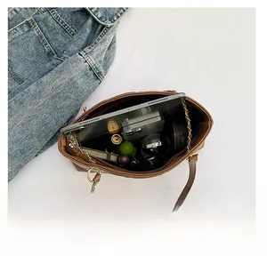 Vue intérieure montrant la grande capacité pour tablettes et objets dans ce sac cabas brun