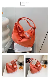 Détails du sac hobo en nylon orange avec petit porte-monnaie rond et pampille