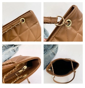 Détails du sac cabas matelassé marron avec chaîne dorée et grand compartiment intérieur