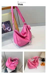 Détail du sac fourre-tout rose avec fermeture éclair et petit porte-monnaie rond attaché