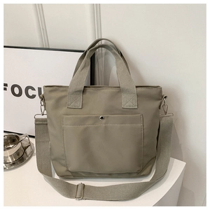 Detail der khakifarbenen Nylon-Tragetasche mit Druckknopftasche und verstellbarem Gurt