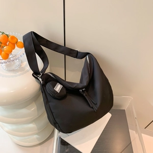 Sac bandoulière en nylon noir minimaliste avec sangle et petit porte-monnaie rond