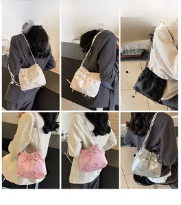 Collage de sacs seaux chic ornés de nœuds en blanc, noir, rose et argent avec chaîne
