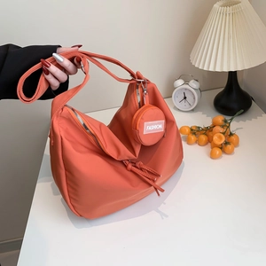 Sac fourre-tout orange minimaliste en nylon avec petit porte-monnaie et bandoulière