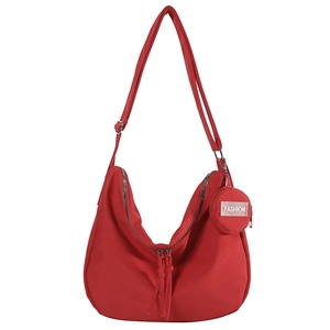 Sac bandoulière demi-lune rouge minimaliste avec sangle réglable et porte-monnaie