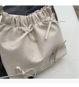 Vue détaillée du sac seau blanc crème avec cuir PU souple et design de cordon serrage
