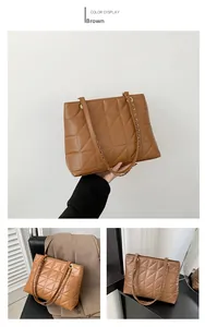 Gros plan du cabas matelassé marron avec motif géométrique et bandoulière en chaîne