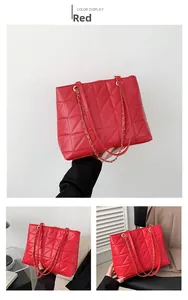 Détail du sac cabas matelassé rouge à motif triangulaire et chaîne dorée chic