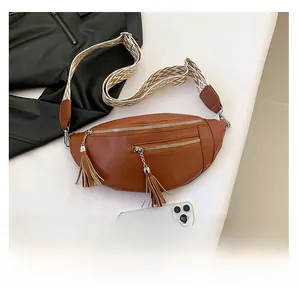 Sac bandoulière en cuir marron avec zips à pompons et sangle à motifs bohèmes