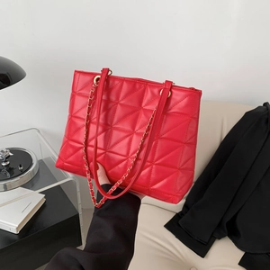 Sac fourre-tout rouge matelassé avec motif géométrique et bandoulière à chaîne chic