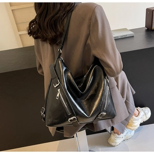 Grand sac fourre-tout noir en similicuir avec fermetures éclair argentées sur modèle
