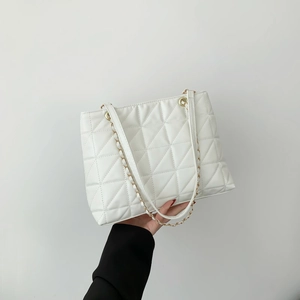 Sac fourre-tout matelassé blanc avec chaîne dorée élégante et motif géométrique