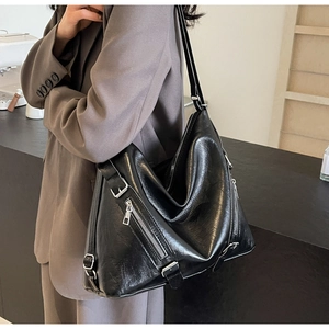 Détails du grand sac cabas noir en simili cuir avec fermetures éclair argentées de style moto
