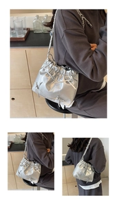Détails du sac seau argenté métallisé avec cordon de serrage et nœuds décoratifs
