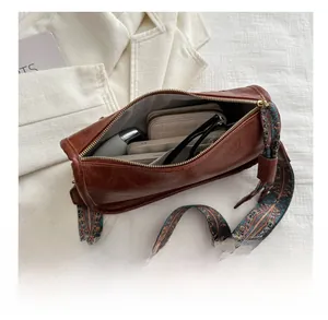Vue de dessus du sac cylindrique en cuir vintage marron montrant sa grande capacité interne