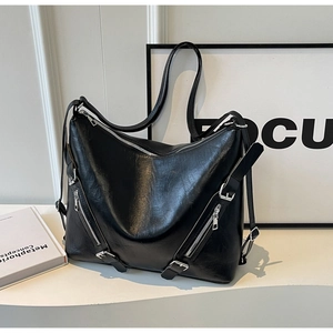 Détail du grand sac cabas noir avec fermeture éclair argentée et texture en cuir PU brillant
