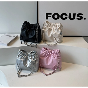 Sacs seaux minimalistes à cordon en noir, crème, argent et rose avec détails de nœud