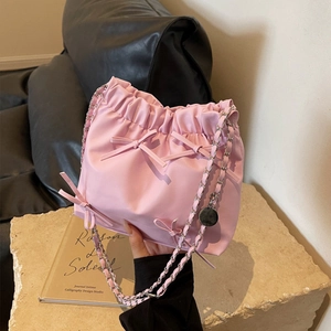 Sac Seau à Nœud Mode pour Femmes en Cuir PU à Cordon Sac à Épaule Avec Chaîne en Métal Couleur Unie Simple