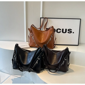 Vue détaillée de grands sacs hobo en marron et noir avec détails de fermeture éclair
