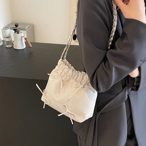 Sac seau crème avec détails nœuds et bandoulière chaîne argentée pour femme