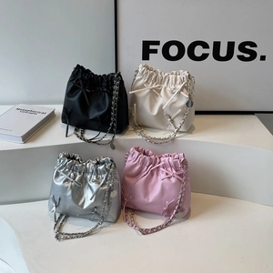 Sac seau minimaliste avec nœuds décoratifs et bandoulières en chaîne en quatre couleurs