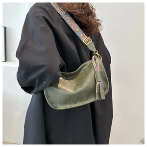 Détail du sac hobo vert foncé avec bandoulière ethnique tissée et foulard décoratif