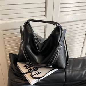 Sac fourre-tout minimaliste en cuir noir avec grande capacité et boucles argentées