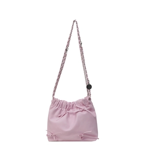 Sac seau rose minimaliste avec détail de nœud et bandoulière en chaîne métal