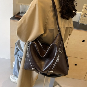 Grand sac fourre-tout minimaliste en cuir PU marron foncé avec fermetures éclair argentées