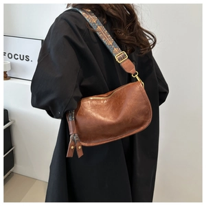Sac hobo vintage marron avec large bandoulière tissée ethnique et détails métalliques